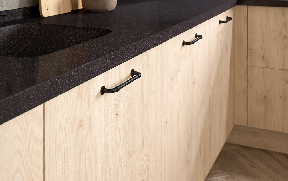 Кухня Стоун Вуд с тонированными стёклами